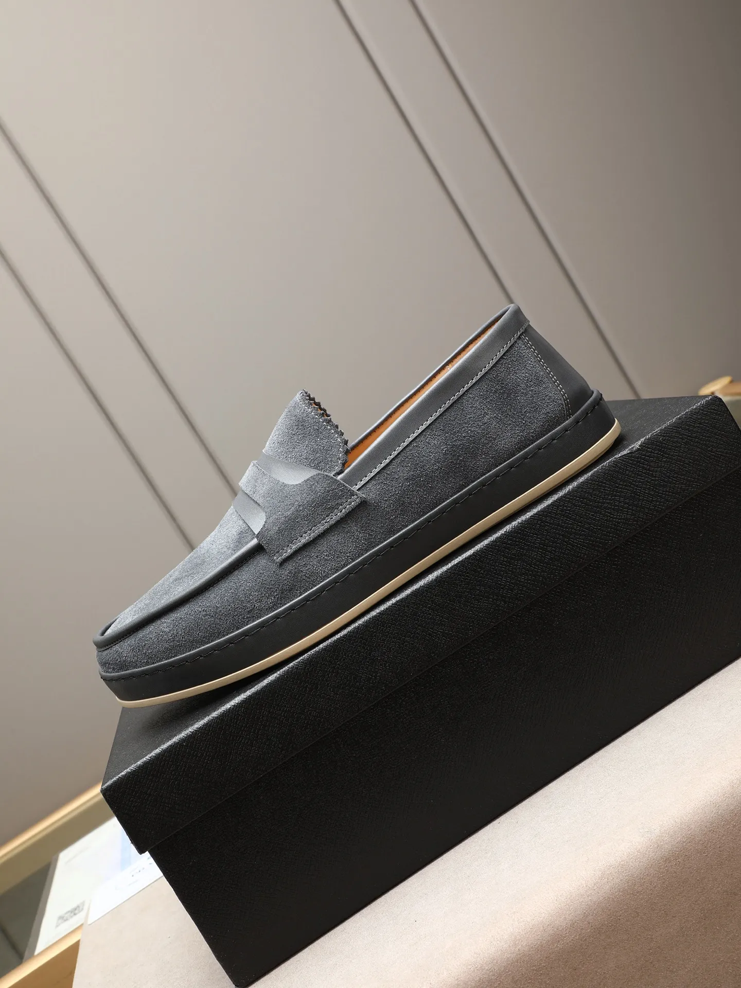 Men's men's shoes 💰P420 🆕🔥New update🔥👟PRADA (Prada) new products are released, imported soft cowhide, fashionable to allow air to penetrate the entire shoe, and the awesome shoes [strong] bring an extremely comfortable and breathable feeling! Beautiful inside and out! Exquisite workmanship, top-grade cowhide material, 😌Number: 38~44 (45 customized) 4 colors of black, blue, gray to choose from.